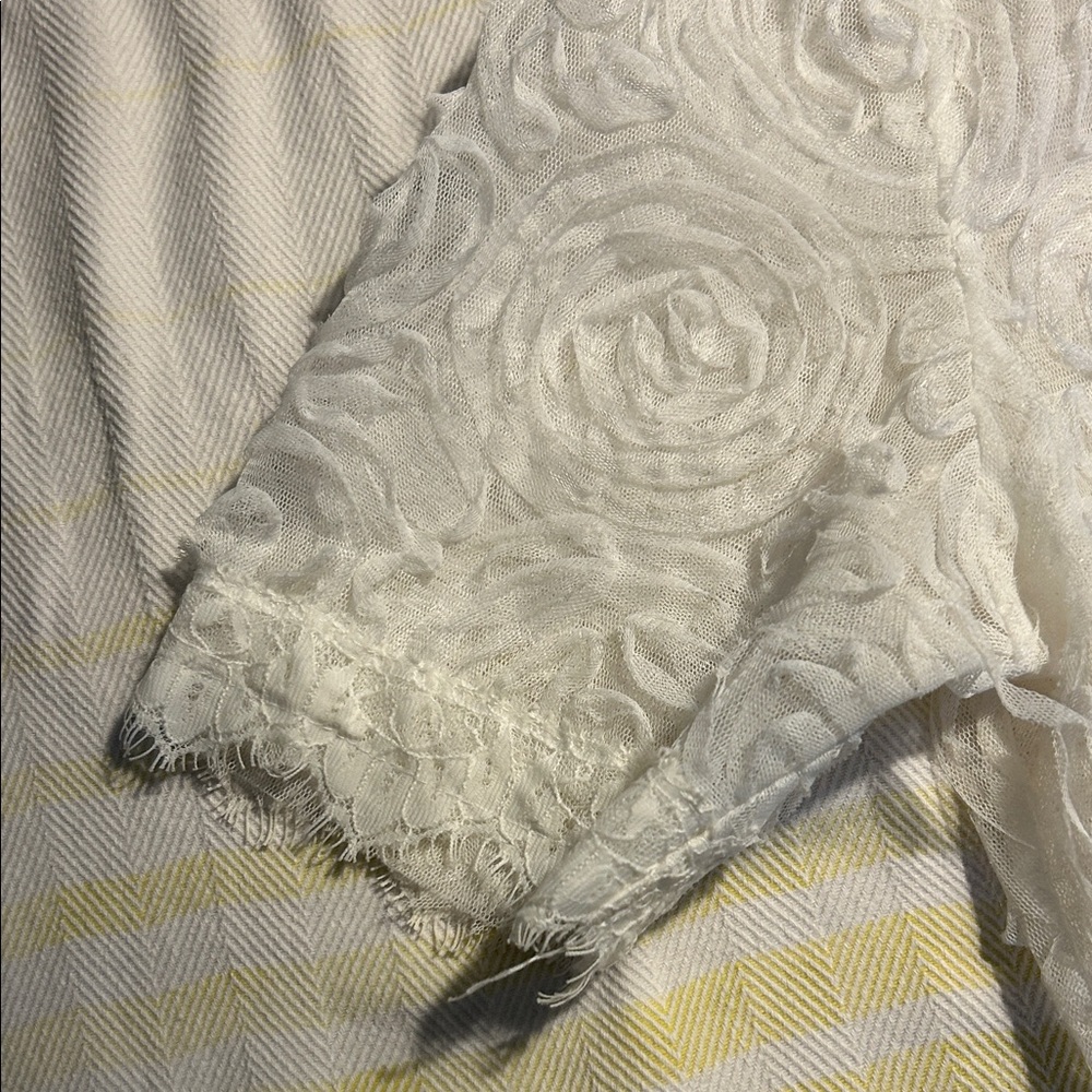 Floral White Lace Short-Sleeve Cropped Top, zip back size Medium - Picture 4 of 7